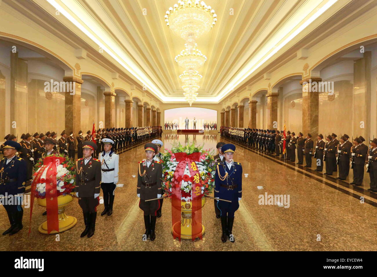 Pyongyang. 27 juillet, 2015. Photo fournie par Korean Central News Agency (KCNA) Le 27 juillet 2015 montre top chef de la République populaire démocratique de Corée (RPDC) Kim Jong Un (invisible) visiter le palais Kumsusan du Soleil à l'occasion du 62e anniversaire de la victoire de la guerre de libération de la patrie de la RPDC à 00:00, Juillet 27. Le chef de la garde d'honneur de l'Armée populaire de Corée (KPA), la masse d'air, de la Marine et des Forces Anti-Air et de la Garde rouge a fait un salut vers les statues de la fin de Kim Il Sung et Kim Jong Il. Source : Xinhua/Alamy Live News Banque D'Images