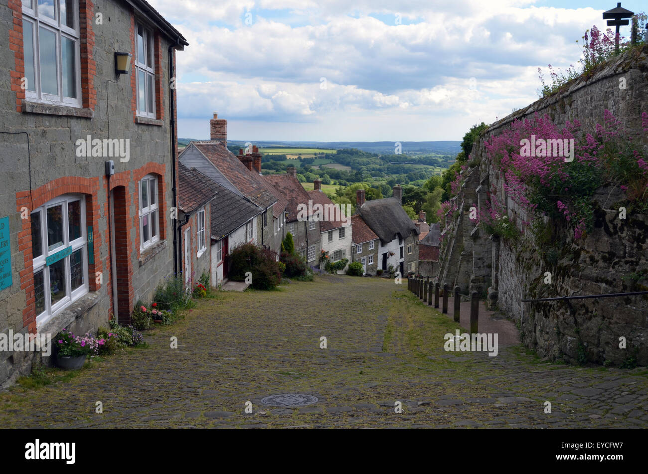 Gold Hill, Shaftesbury, Dorset, où l'emblématique 1973 annonce Hovis a été tourné. UK 2015 Banque D'Images