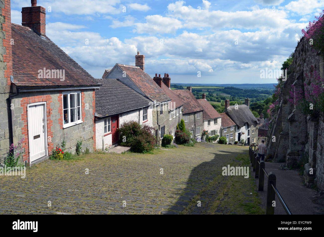 Gold Hill, Shaftesbury, Dorset, où l'emblématique 1973 annonce Hovis a été tourné. UK 2015 Banque D'Images