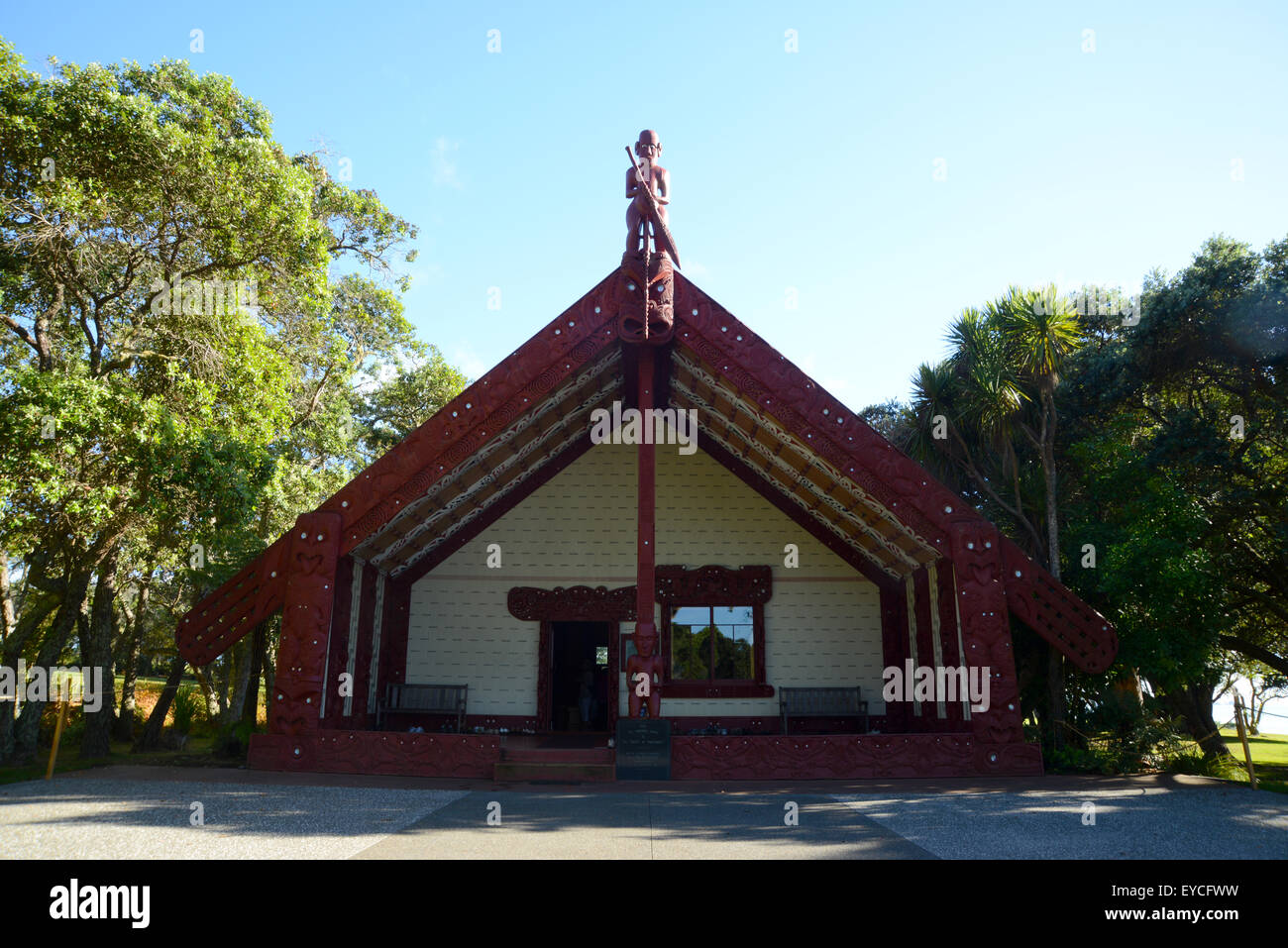 Traité de Waitangi signé dans la baie des Îles en Nouvelle-Zélande. La maison de réunion des Maoris Banque D'Images