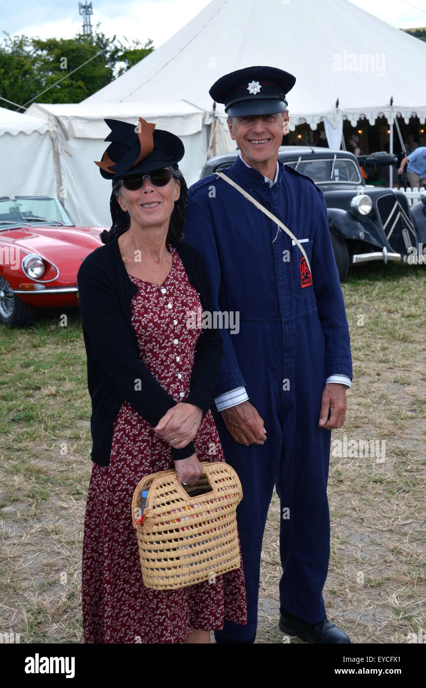Chalke historique Festival - couple en s'habillant avec des vêtements des années 40. UK 2015 Banque D'Images