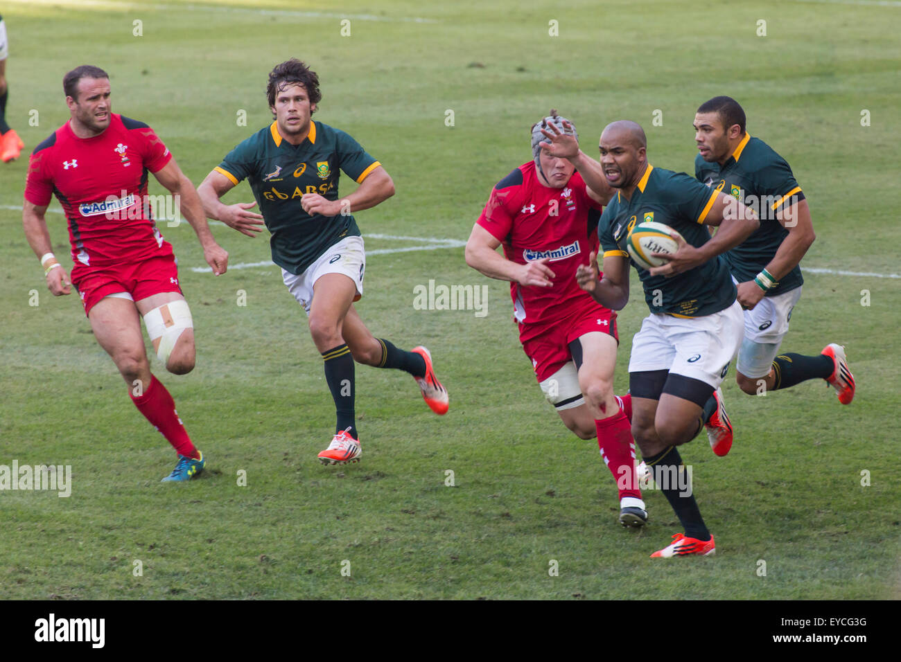 Springbok JP Pietersen de l'Afrique en action avec Habana et Jan Serfontein en soutien pendant le test match contre le Pays de Galles Banque D'Images