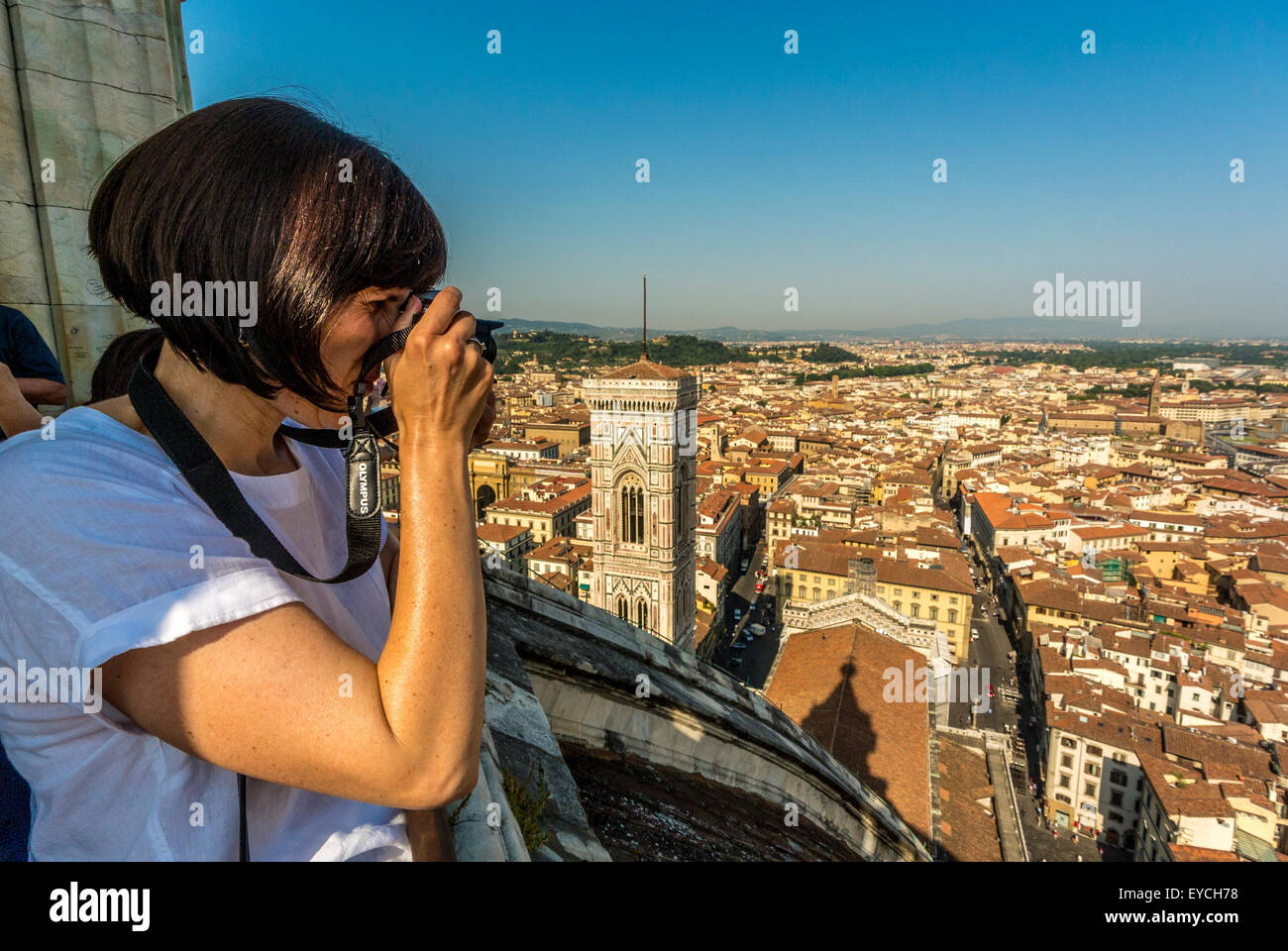 Tourisme prenant des photos au sommet du Dôme. Campanile ou clocher de Giotto, en arrière-plan de la cathédrale de Florence. Florence, Italie. Banque D'Images