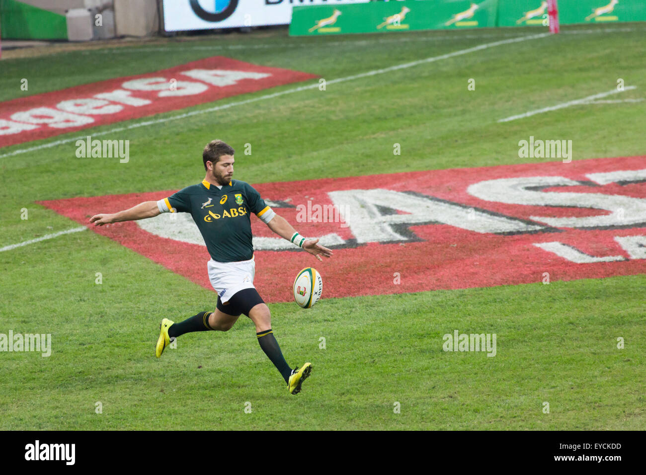 Willie Le Roux de l'Afrique des coups la balle au cours du 2e test match entre l'Afrique du Sud et au Pays de Galles Banque D'Images