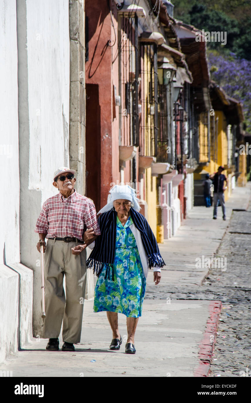 Deux vieilles personnes marchant dans Street Antigua, Guatemala Banque D'Images