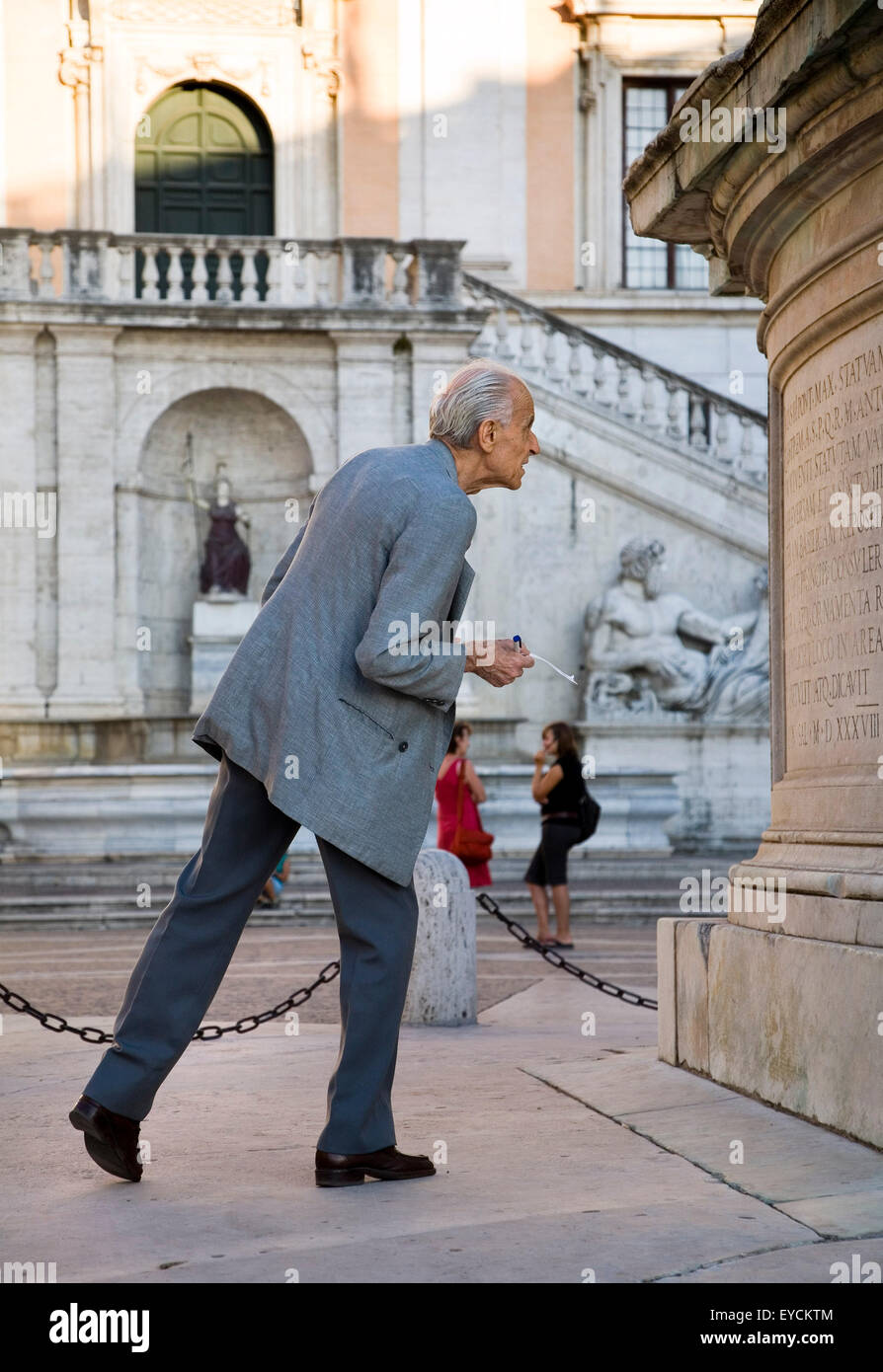 Rome, un vieil homme lit l'explication de la statue équestre de l'empereur Marc Aurèle par Banque D'Images