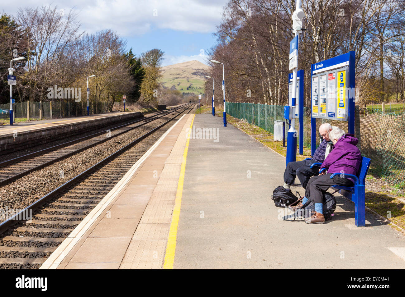 Personnes en attente d'un train sur la plate-forme à la gare de l'espoir dans la campagne. Derbyshire Peak District National Park, Angleterre, RU Banque D'Images