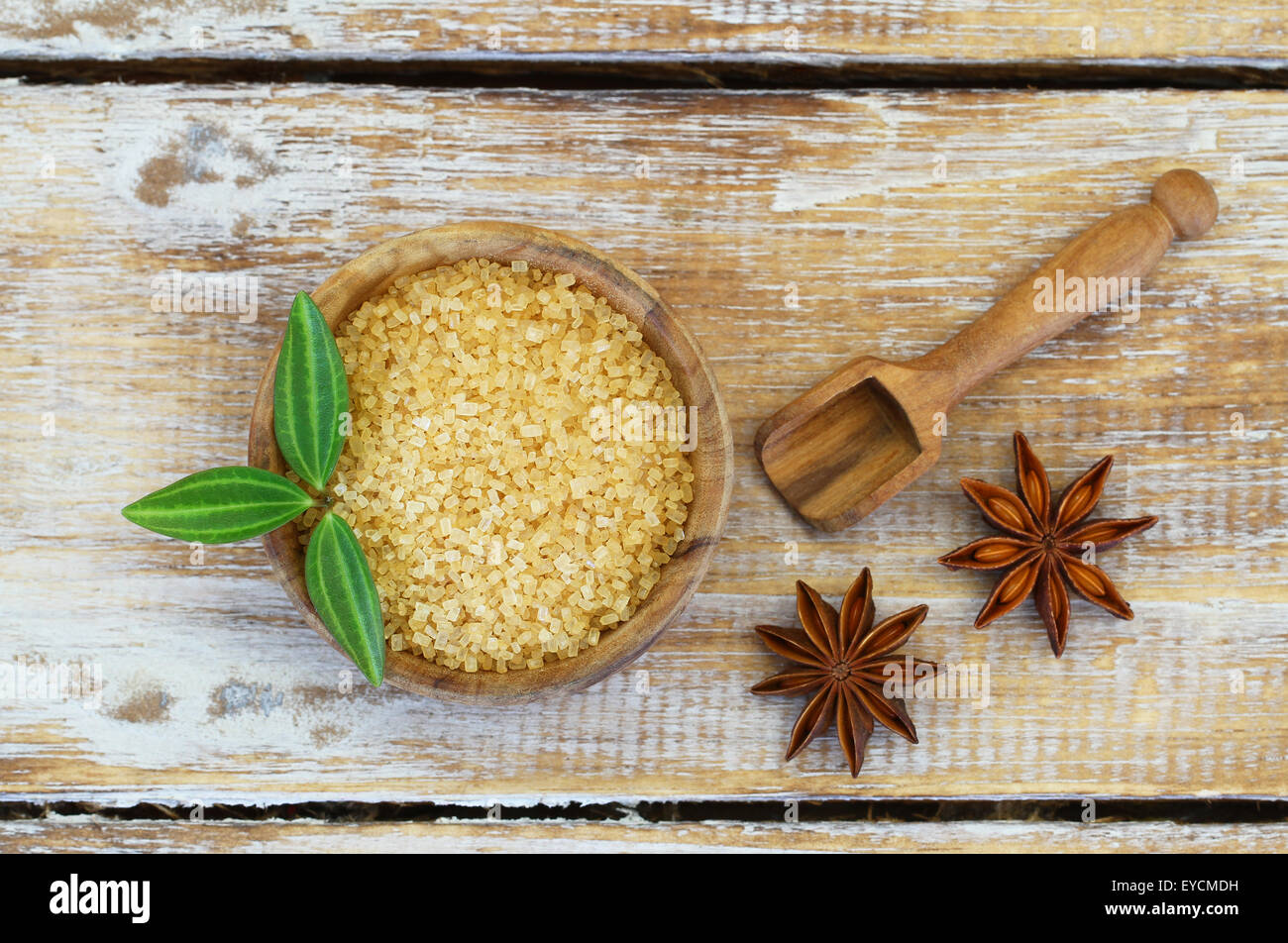 Le sucre brun et la badiane sur la surface en bois rustique Banque D'Images