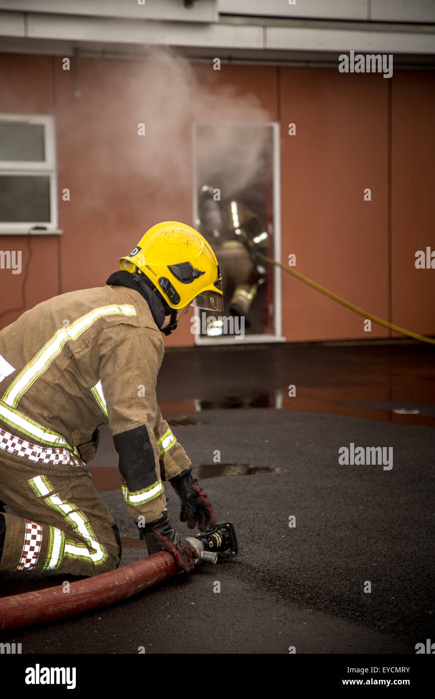 Les pompiers sur un exercice d'entraînement Banque D'Images