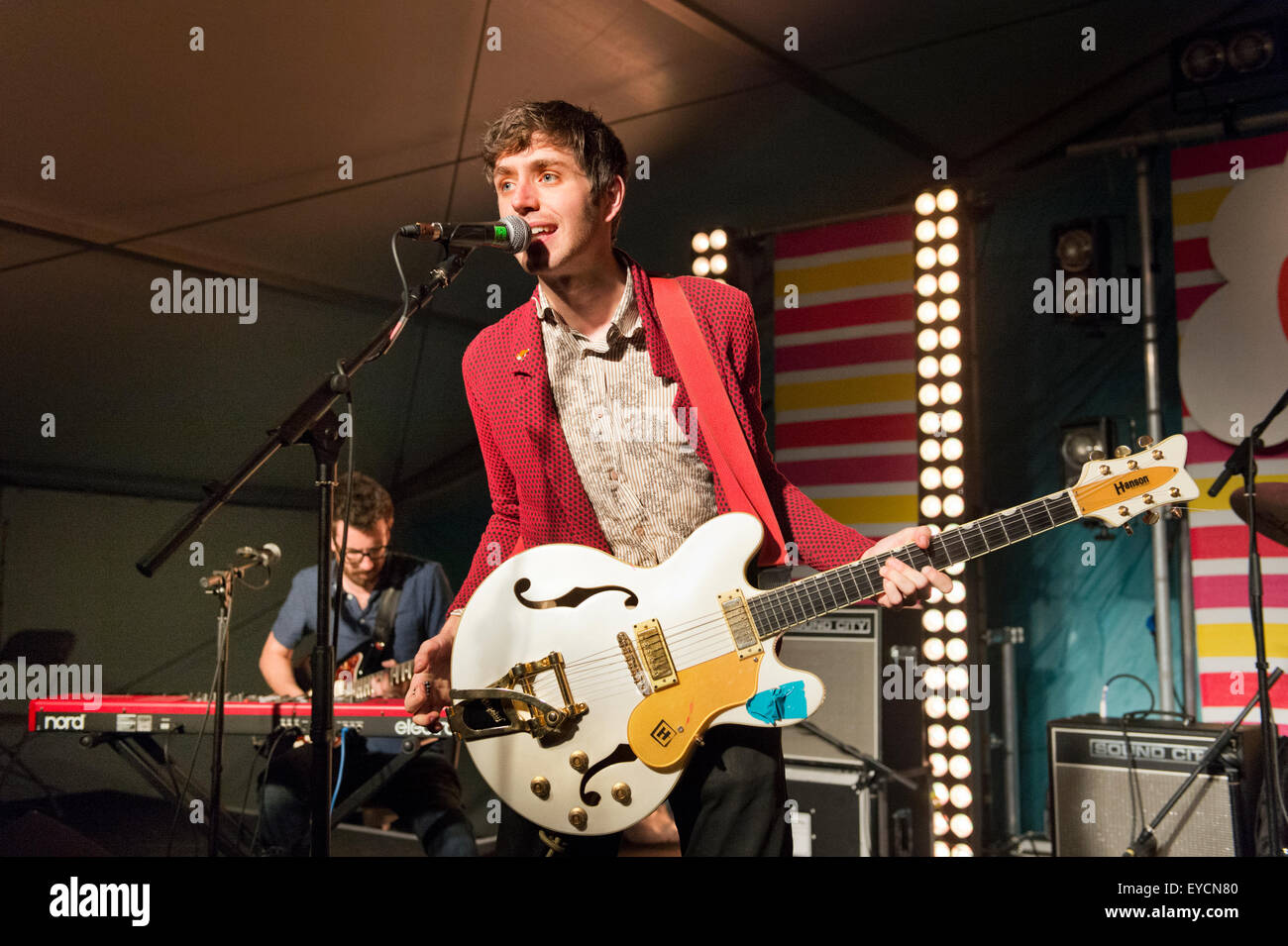 Musicien rock américain Ezra Furman en concert, avec son groupe Les petits amis, UK. 26 juillet, 2015. Cloudspotting Musique et Arts, Stephen Park, The Plough,près de Blackburn, Lancashire. Banque D'Images