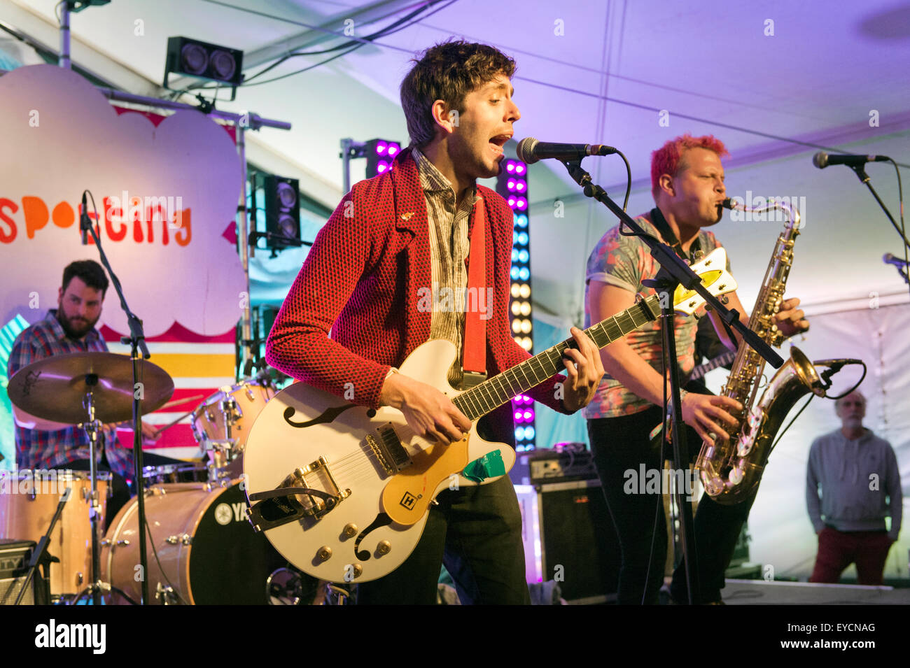 Musicien rock américain Ezra Furman en concert, avec son groupe Les petits amis, UK. 26 juillet, 2015. Cloudspotting Musique et Arts, Stephen Park, The Plough,près de Blackburn, Lancashire. Banque D'Images