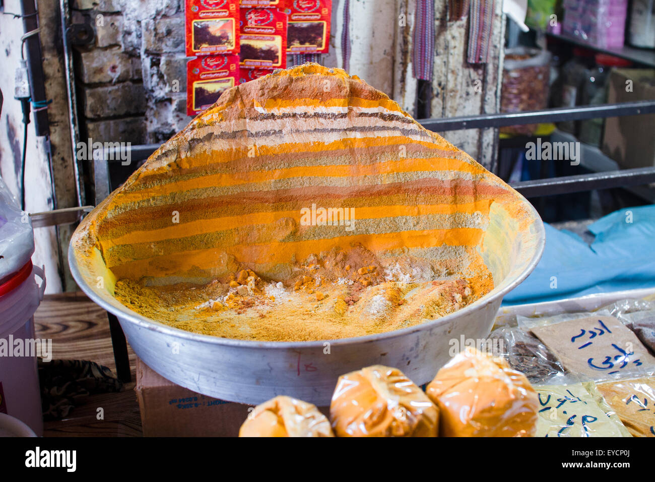 L'Iran, Ispahan, épices, curry variétés dans le grand bazar Banque D'Images