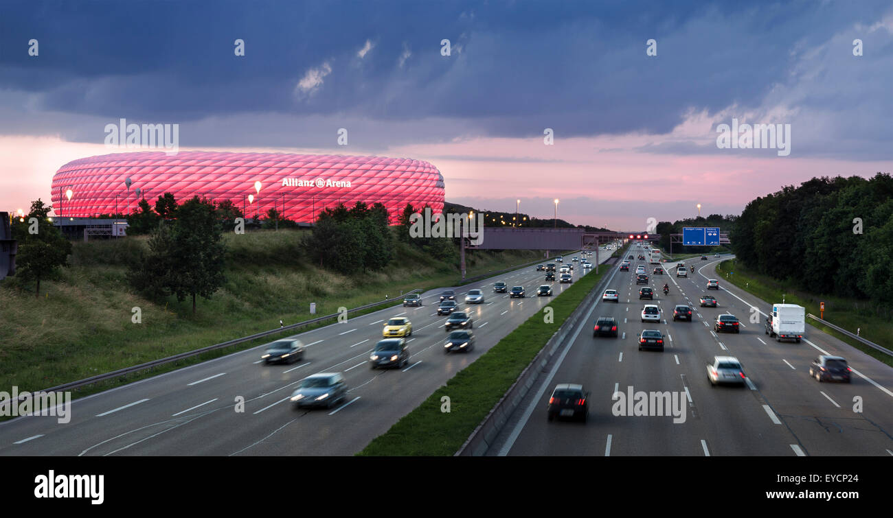 Allemagne, Munich, le trafic sur l'autoroute avec Allianz Arena éclairé à l'arrière-plan Banque D'Images