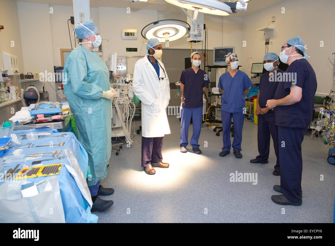 Chirurgiens cardiothoraciques au bloc opératoire à Papworth Hospital NHS Foundation Trust, Cambridge, England, UK Banque D'Images