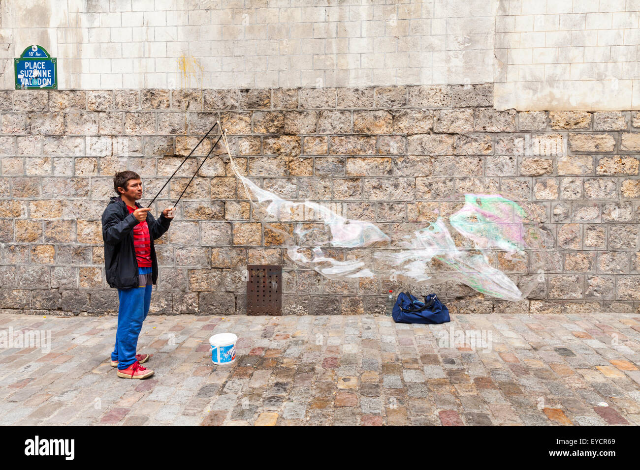 Artiste de rue avec giant Bubble maker à Montmartre, Paris Banque D'Images