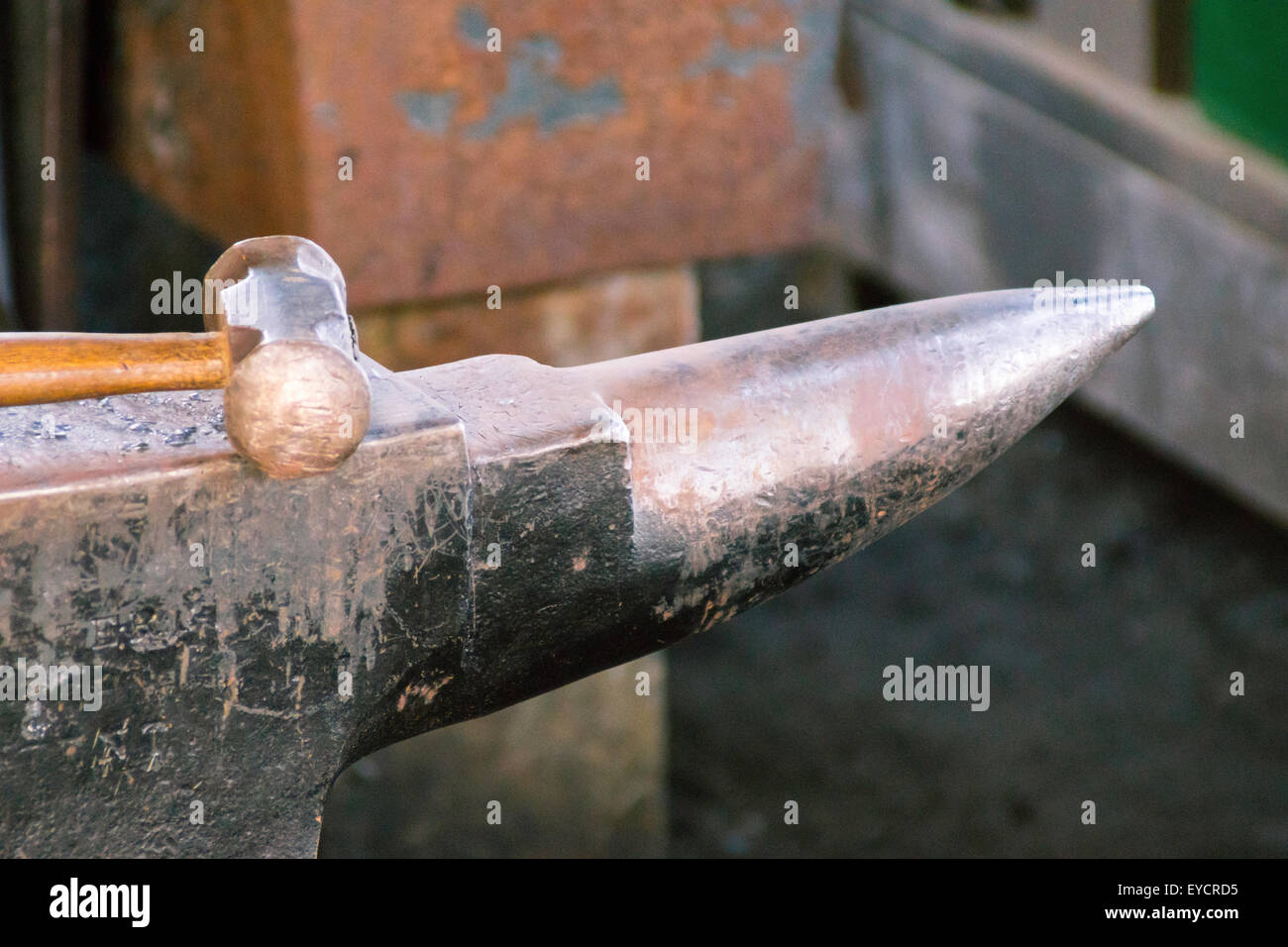 Un marteau repose sur une enclume dans une forge. Banque D'Images