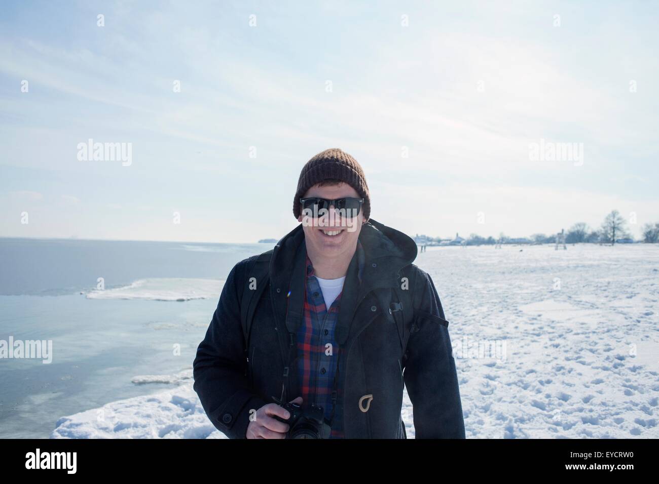 Portrait of mid adult man contre la toile de neige Banque D'Images
