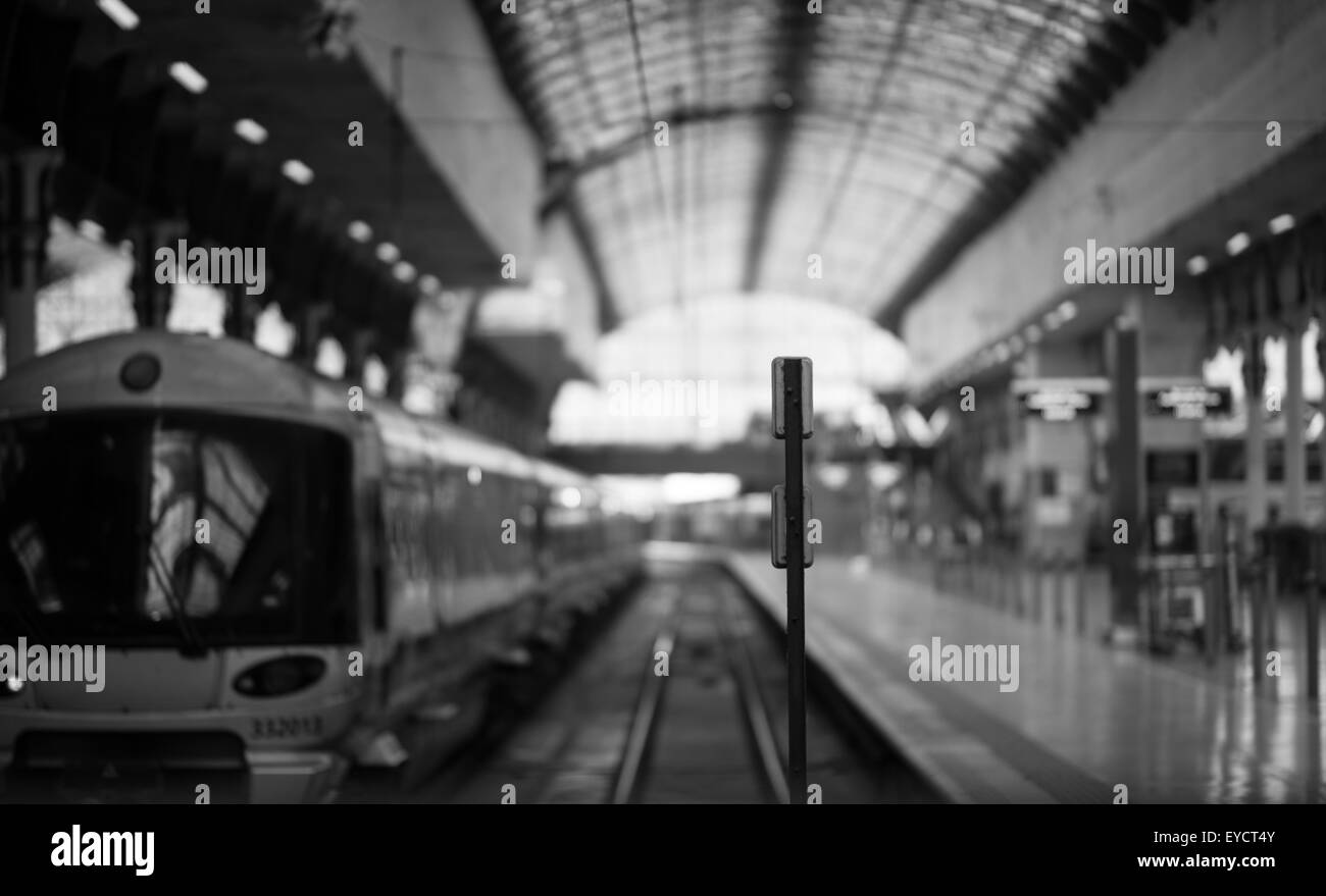 À la recherche de la plate-forme à la gare de Paddington à Londres. Banque D'Images