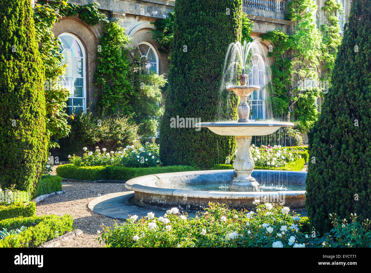 Roses et une fontaine sur la terrasse de Bowood House dans le Wiltshire. Banque D'Images