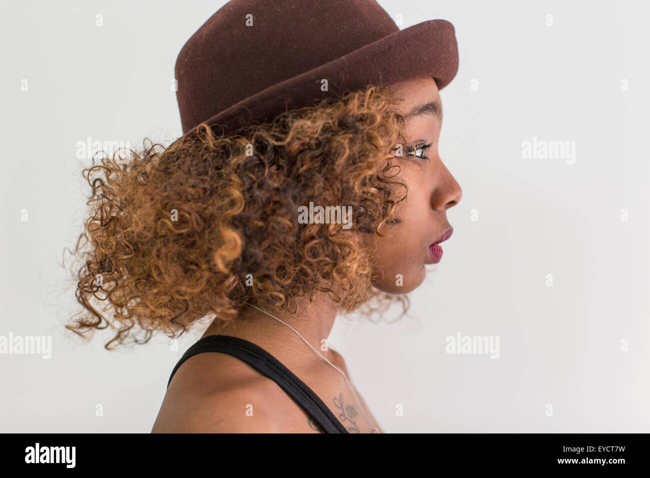 Profil de Studio portrait of young woman wearing hat feutre Banque D'Images