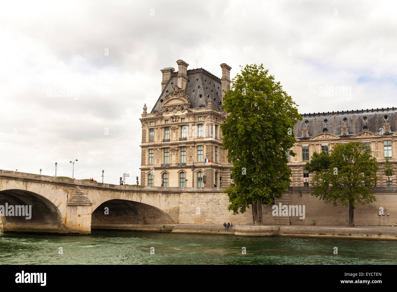 Vue du musée du Louvre et l'Ecole du Louvre, de la Seine à Pont Royal pont dans l'avant-plan, Paris Banque D'Images