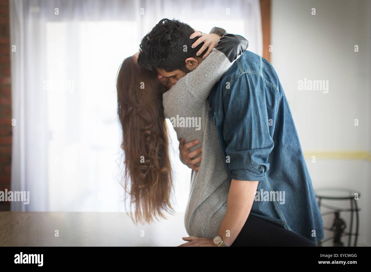 Jeune couple hugging Banque D'Images