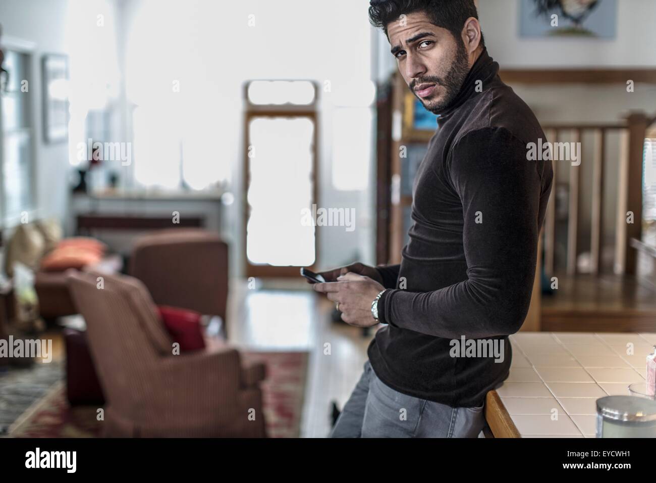 Portrait of young man holding cell phone Banque D'Images