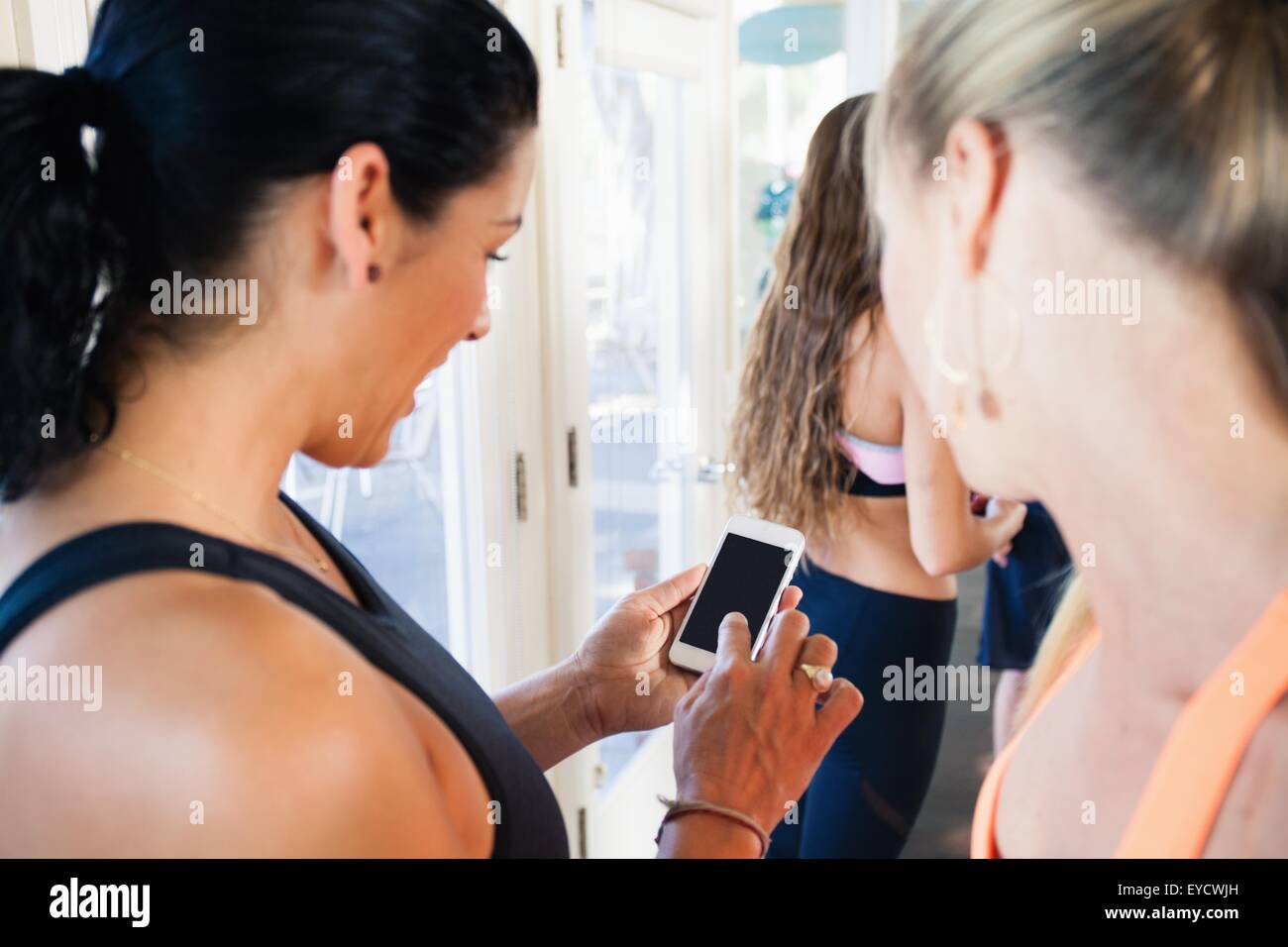 Les femmes using smartphone Banque D'Images