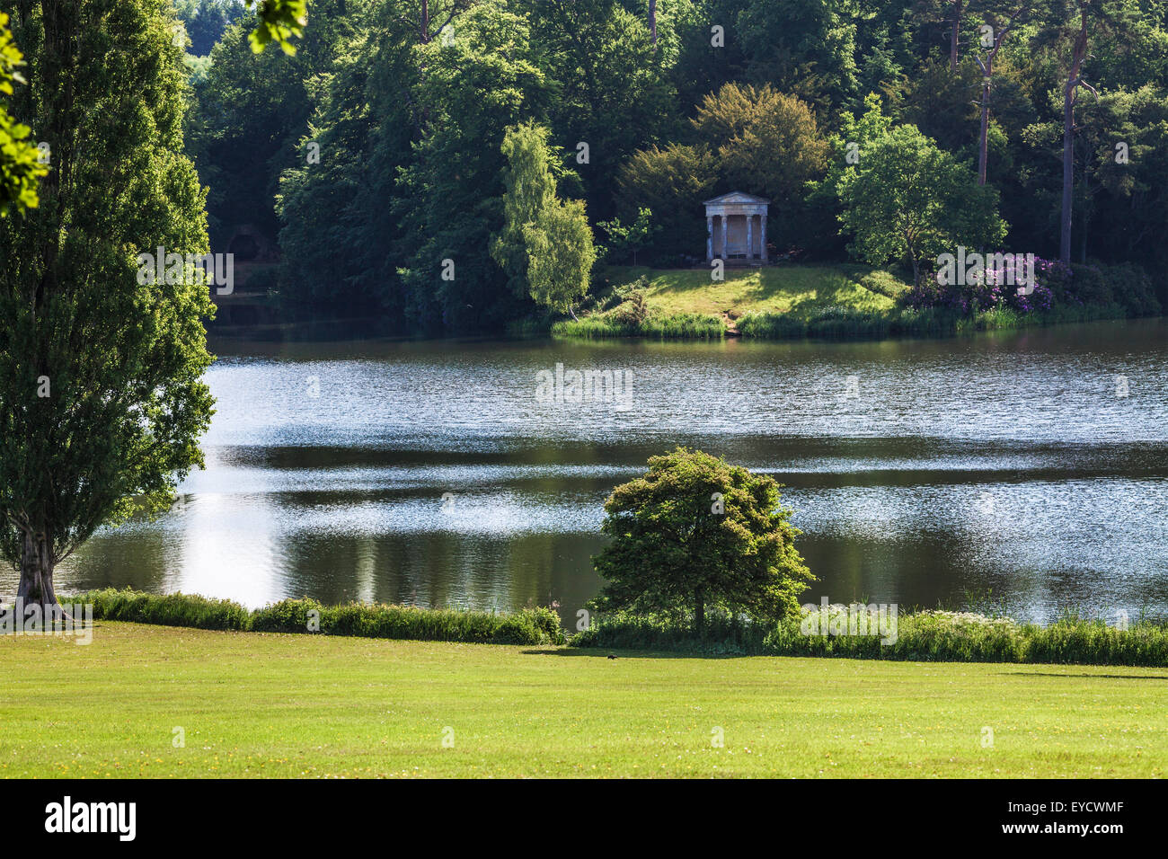 Vue sur le temple dorique et le lac de Bowood House dans le Wiltshire en été. Banque D'Images