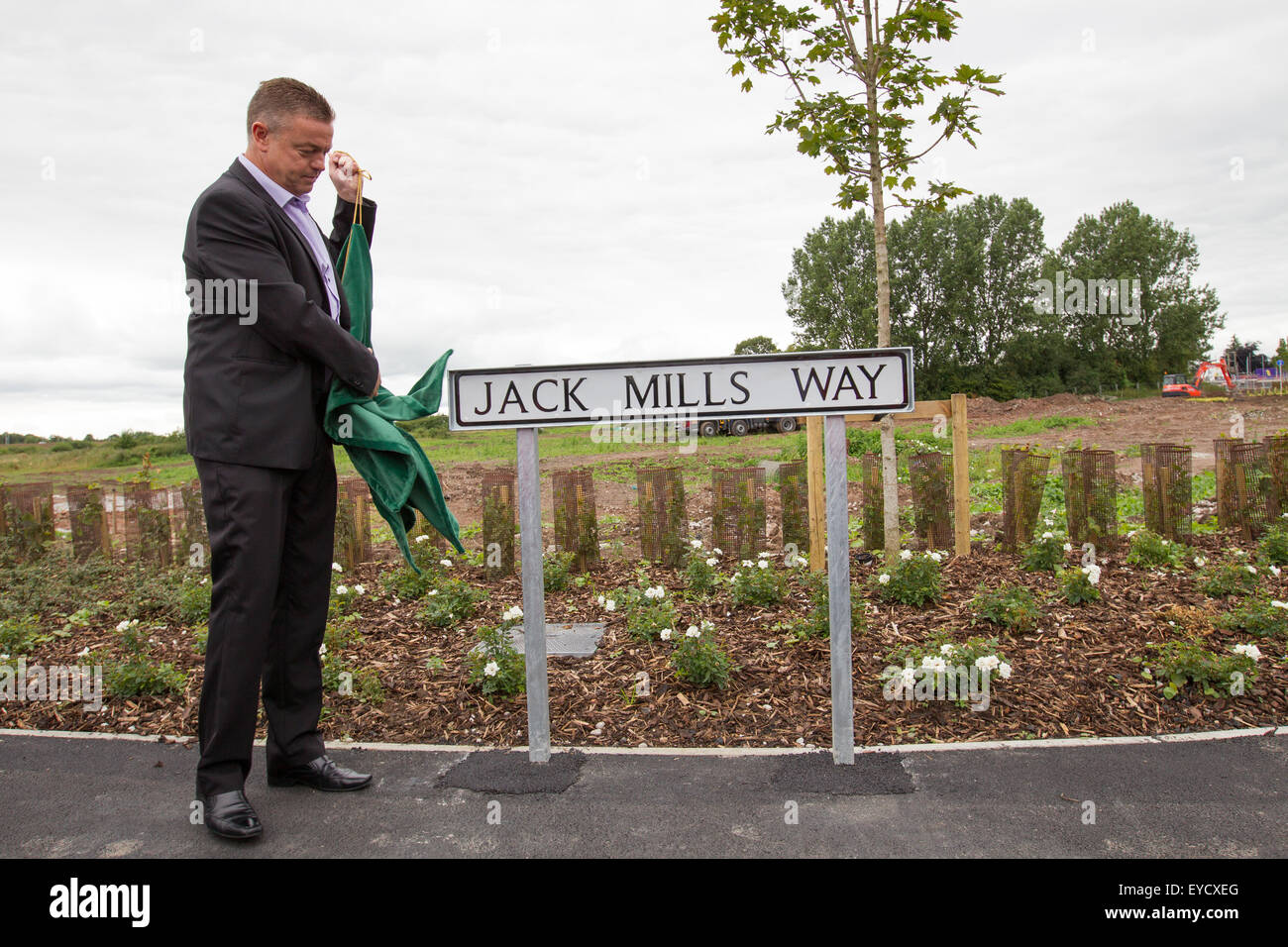 Crewe, Cheshire, Royaume-Uni. 27 juillet, 2015. Ian Mills dévoile le signe pour le nouveau Basford West Spine Road. C'est d'être nommé Jack Mills Way après son grand-père, la fin de conducteur de train local, qui avait été attaqué au cours de la Great Train Robbery en 1963. Crédit : Michael Buddle/Alamy Live News Banque D'Images