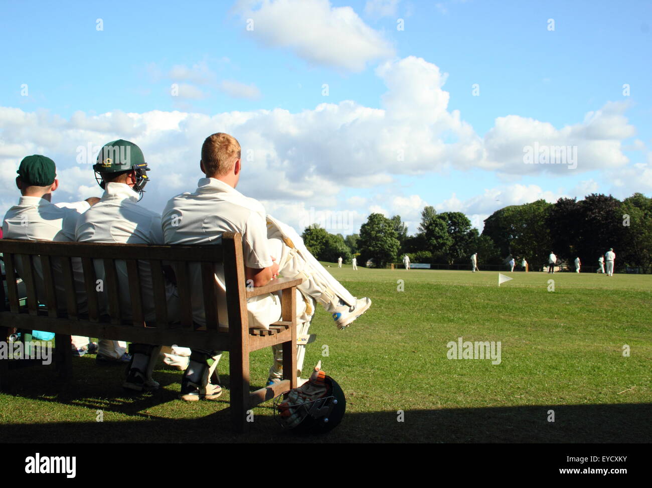 Cricketers regarder un match de Cricket Club Wentworth Wentworth village près de Roterham, Yorkshire, Angleterre Royaume-uni - Banque D'Images