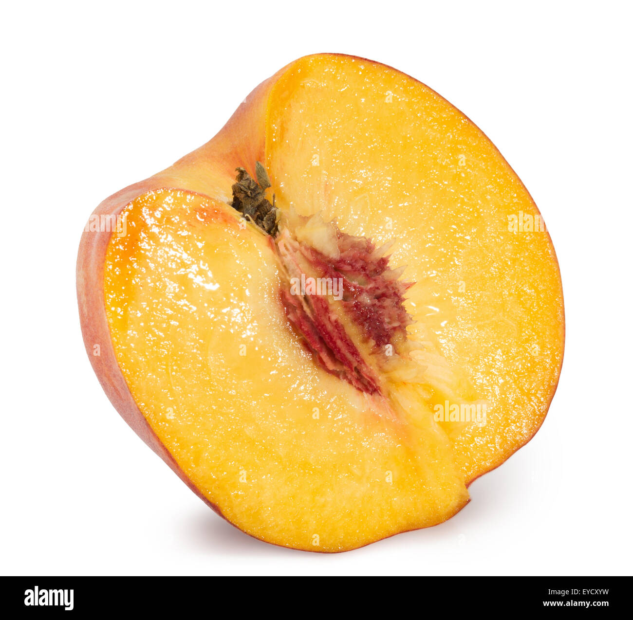 La moitié de pêche isolé sur le fond blanc. Banque D'Images