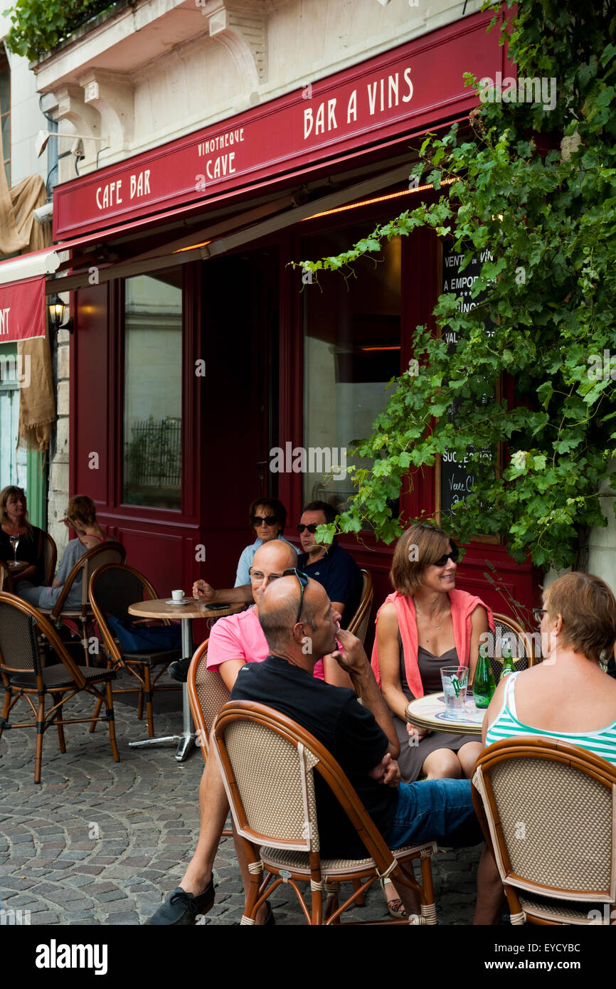 Les gens avec des boissons à l'extérieur d'un café français à Chinon, France Banque D'Images