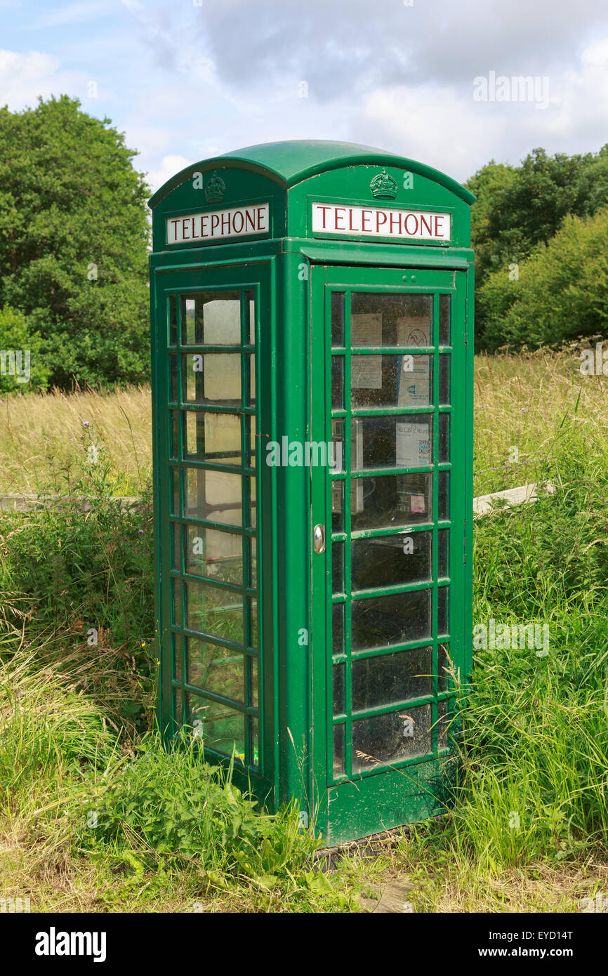 K6 téléphone fort, conçu par Giles Gilbert Scott en 1936, peint en vert. Fangdale Beck, Yorkshire du Nord Banque D'Images