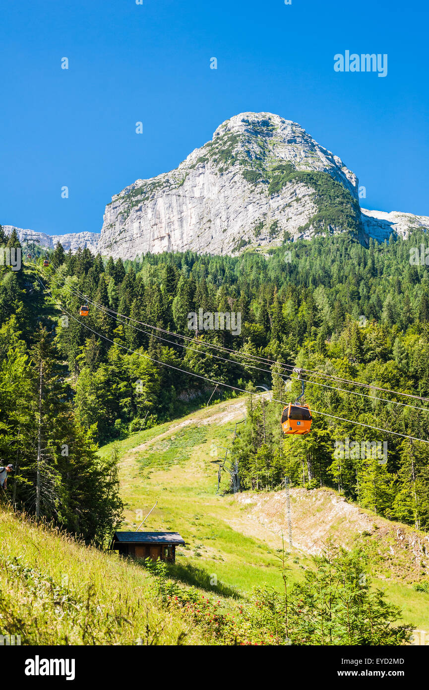 Sella Nevea, Udine, Italie - 10 juillet 2015 : paysage alpin avec cable car Banque D'Images