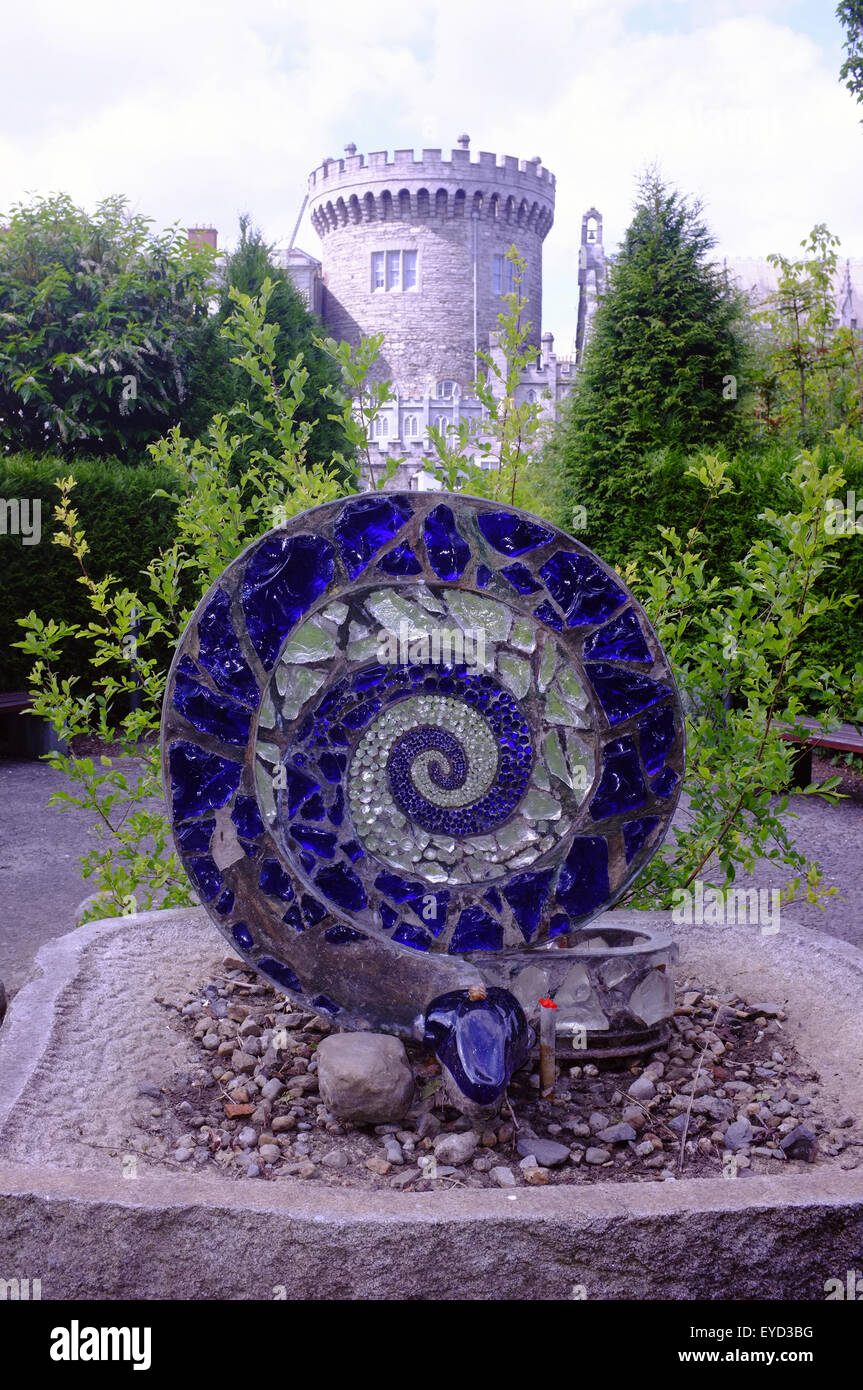 Une sculpture de serpent à l'intérieur d'une région isolée par le château de Dublin en Irlande. Banque D'Images