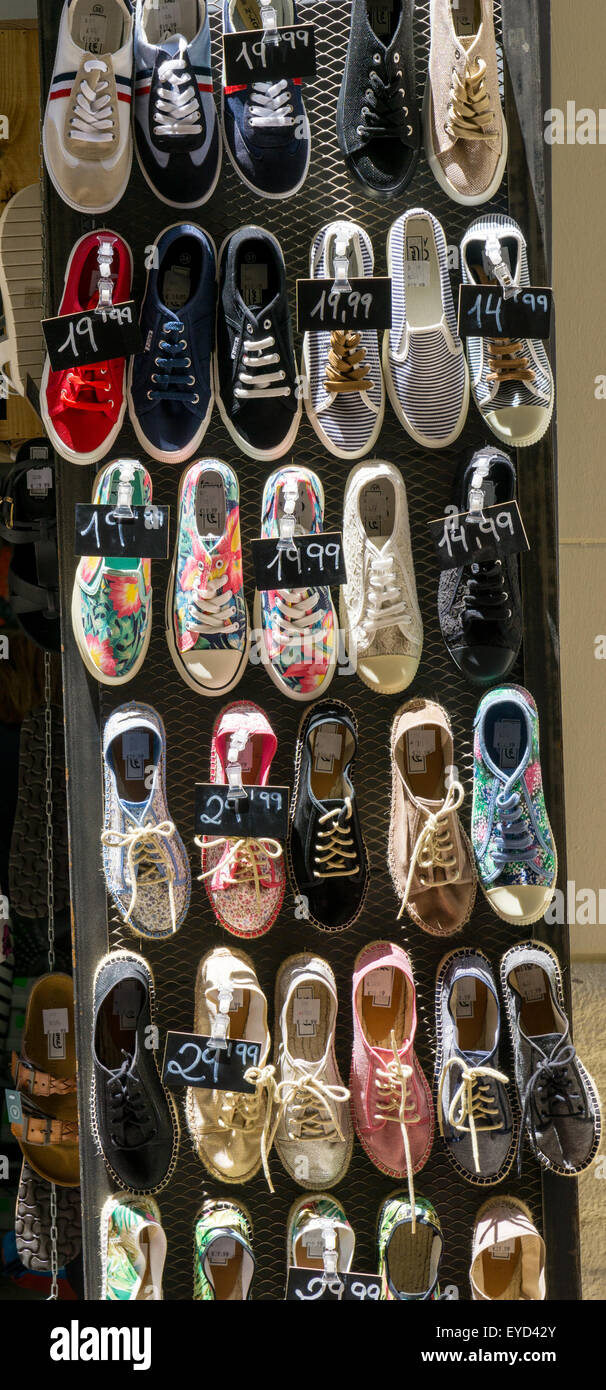 Coloré) colorés de chaussures différents prix sont proposés à la vente à  l'extérieur d'un magasin à Malaga, Andalousie, espagne Photo Stock - Alamy