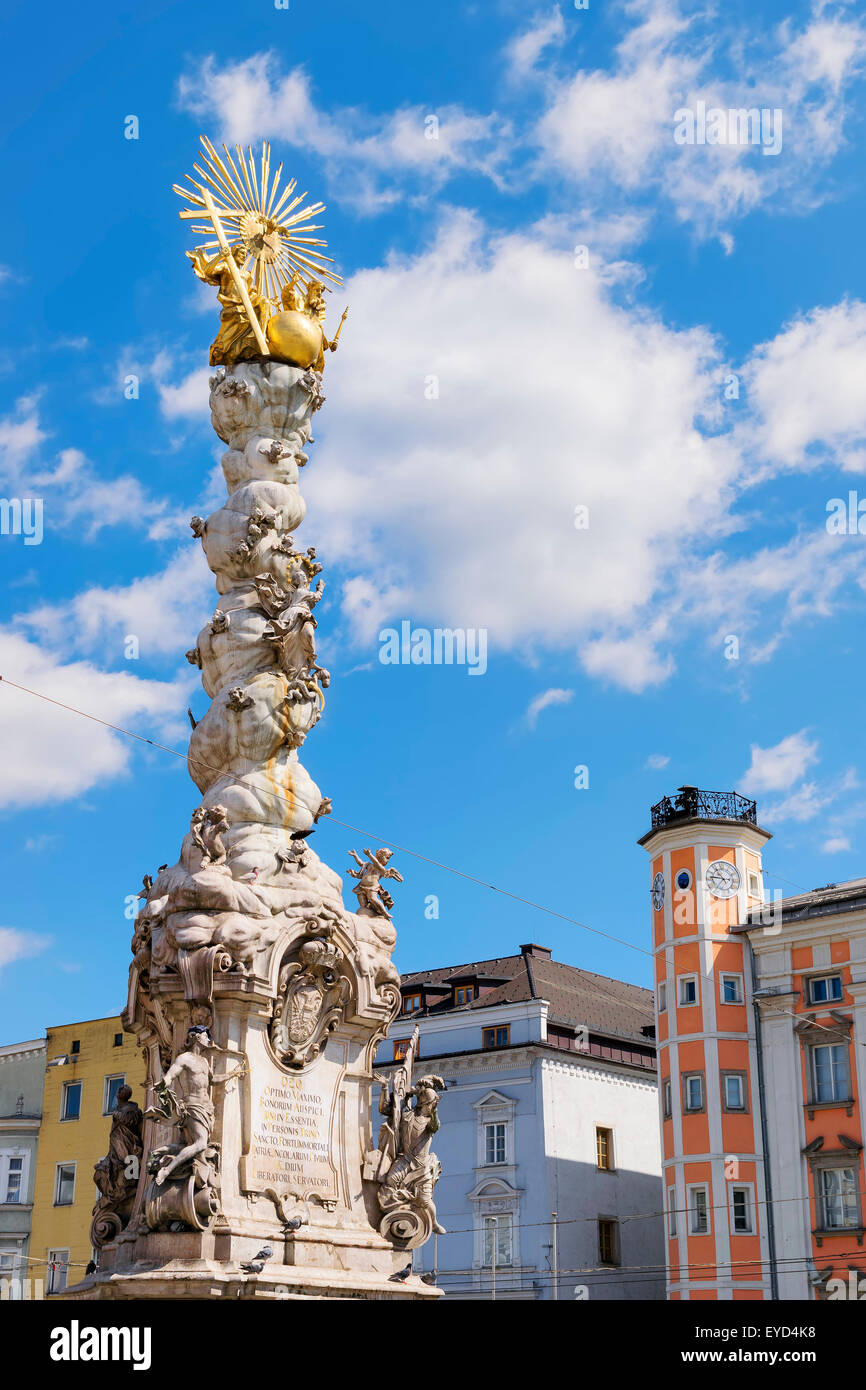 Image de la colonne de la Sainte Trinité et l'hôtel de ville en arrière-plan à Linz, Autriche Banque D'Images