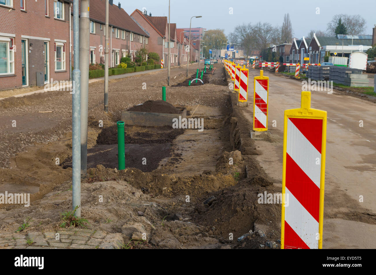 Travaux routiers marqués de rouge et blanc les catadioptres Banque D'Images