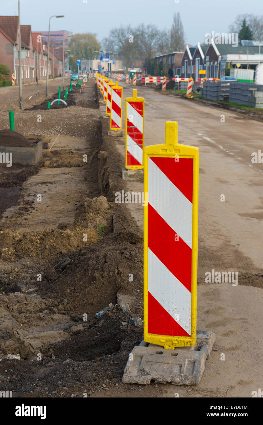 Travaux routiers marqués de rouge et blanc les catadioptres Banque D'Images