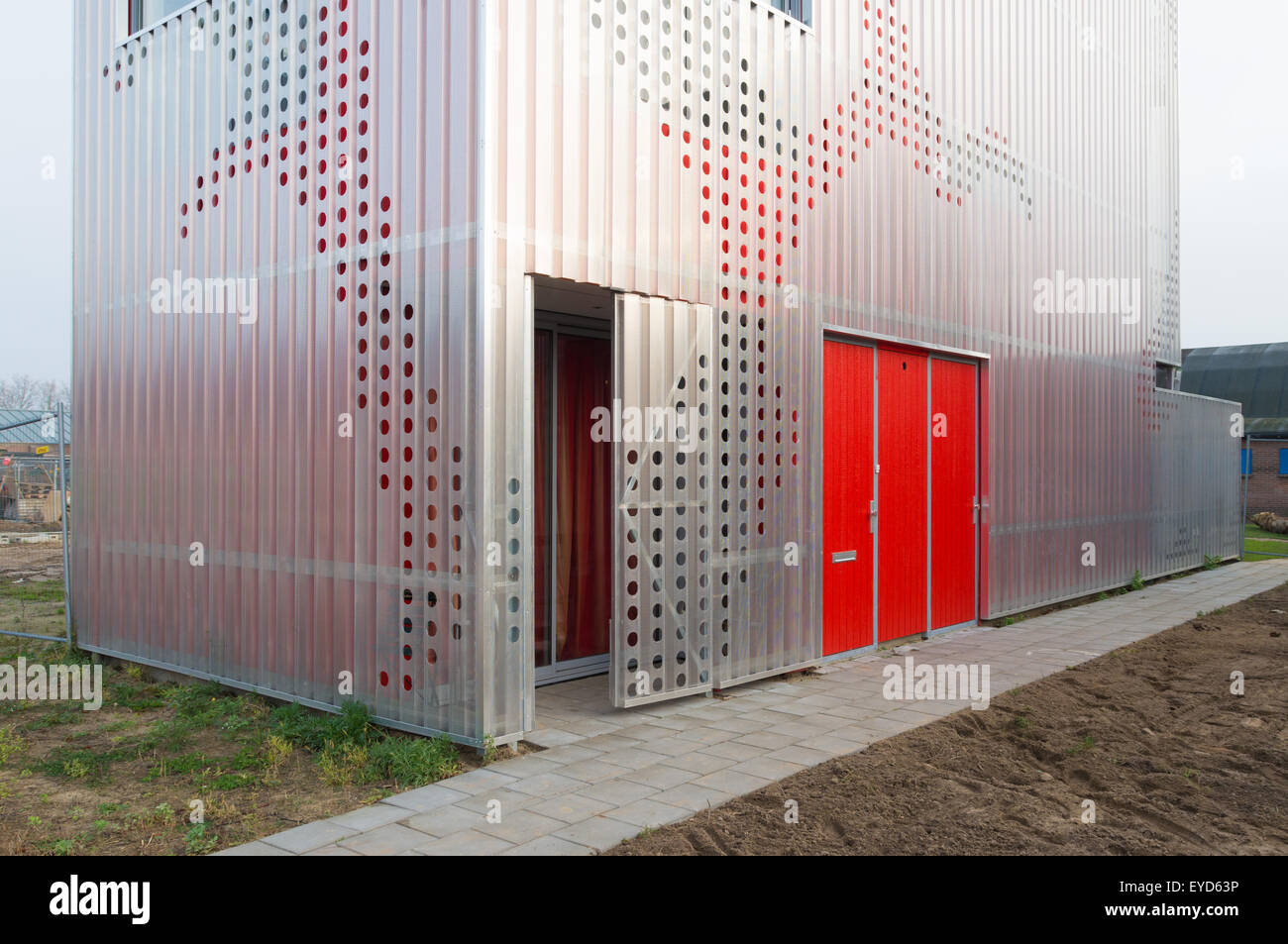 Nouvellement construit maison moderne entourée d'un cadre en métal Banque D'Images Nouvellement construit maison moderne entourée d'un cadre en métal Banque D'Images