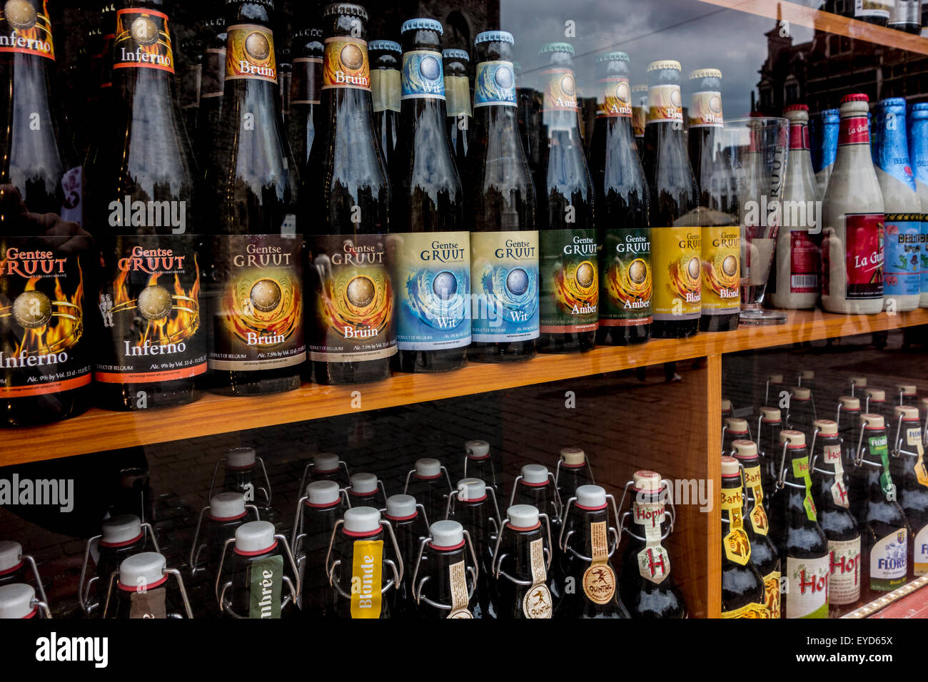 Bières Belges à vendre dans la fenêtre d'affichage de liquor store en Belgique Banque D'Images