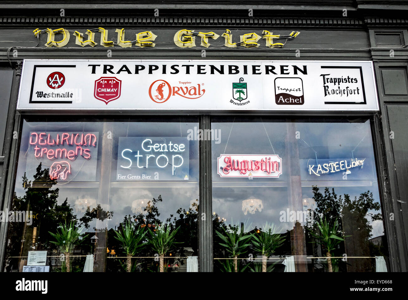 Le pub Dulle Griet offrant une grande variété de bières belges dans la ville de Gand, Belgique Banque D'Images
