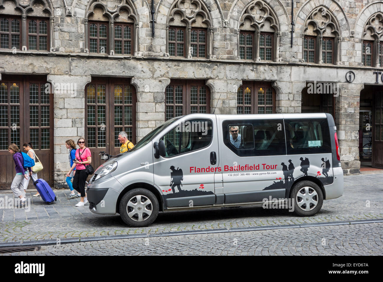 Flanders Battlefield Tour bus et les touristes devant le musée In Flanders Fields, Ypres / Ieper, Belgium Banque D'Images