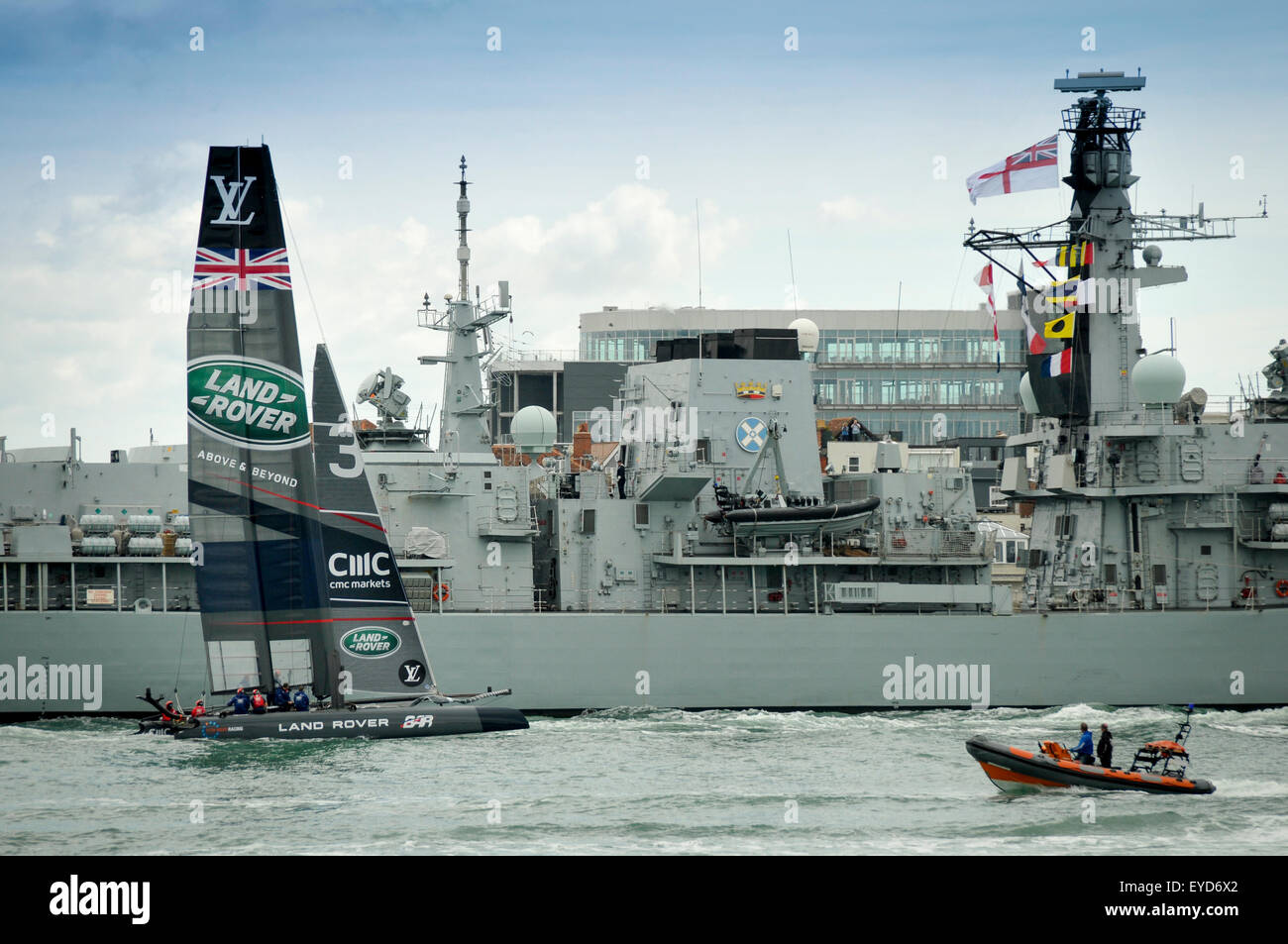 America's Cup World Series Portsmouth. Sir Ben Ainslie en passant le HMS St Albans Banque D'Images