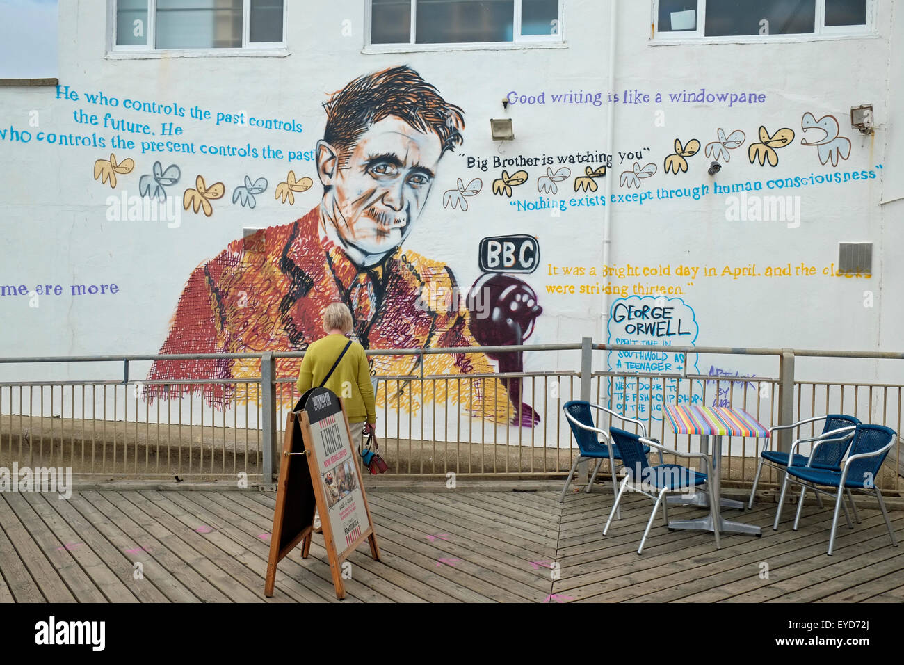 Oeuvre d'artiste de rue 'Pure Evil' inspiré par George Orwell. Southwold Pier, Southwold, Suffolk, Angleterre. Banque D'Images