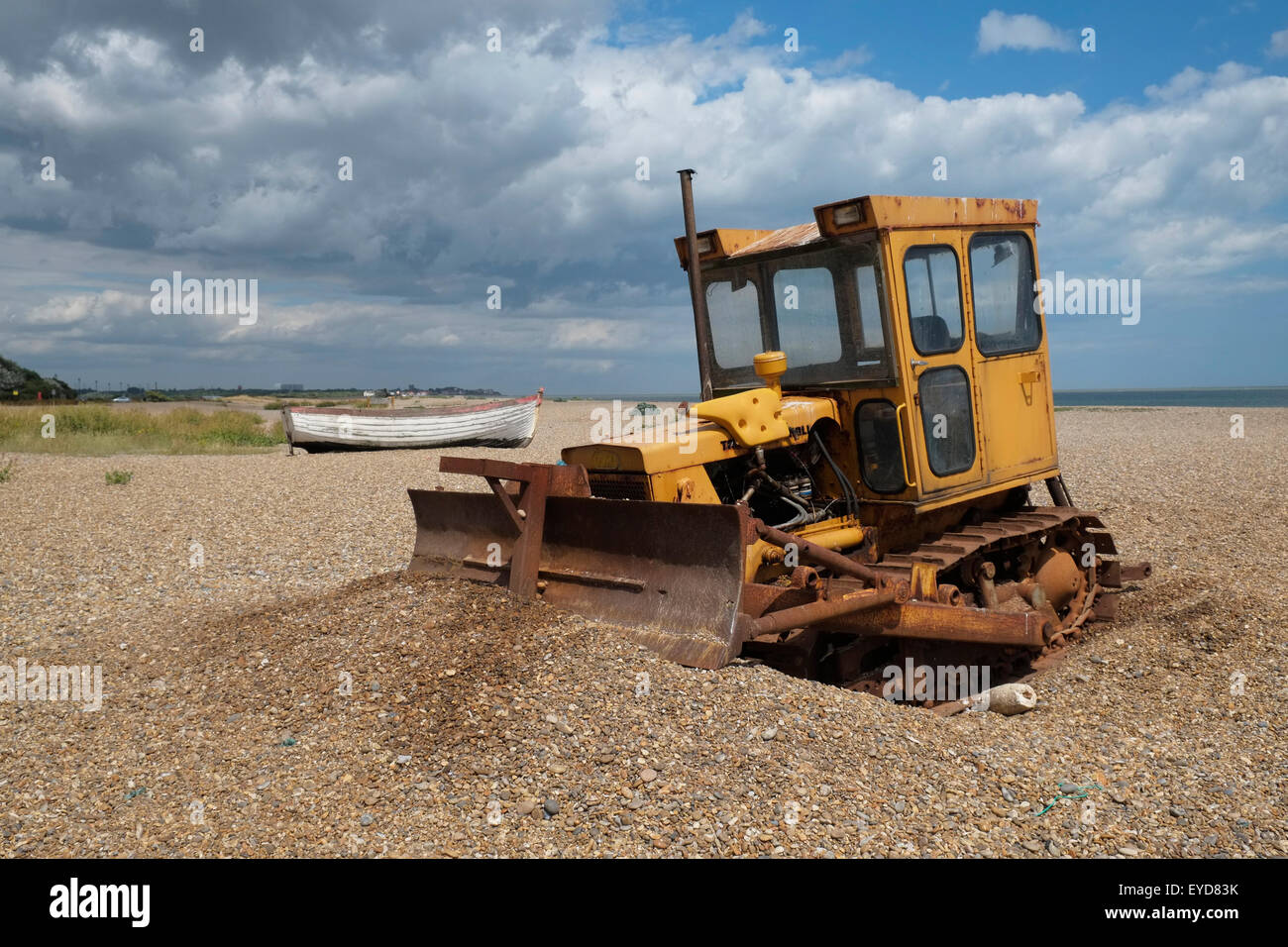 Un bulldozer caterpillar sur la plage à Aldeburgh, dans le Suffolk, en Angleterre. Banque D'Images