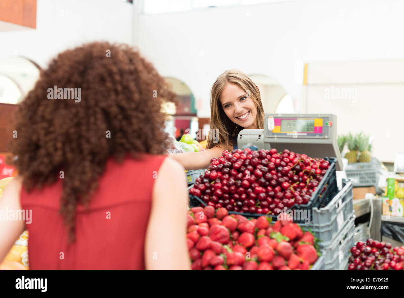 Les femmes multi-etchnic fruits et légumes organiques commerciaux Banque D'Images