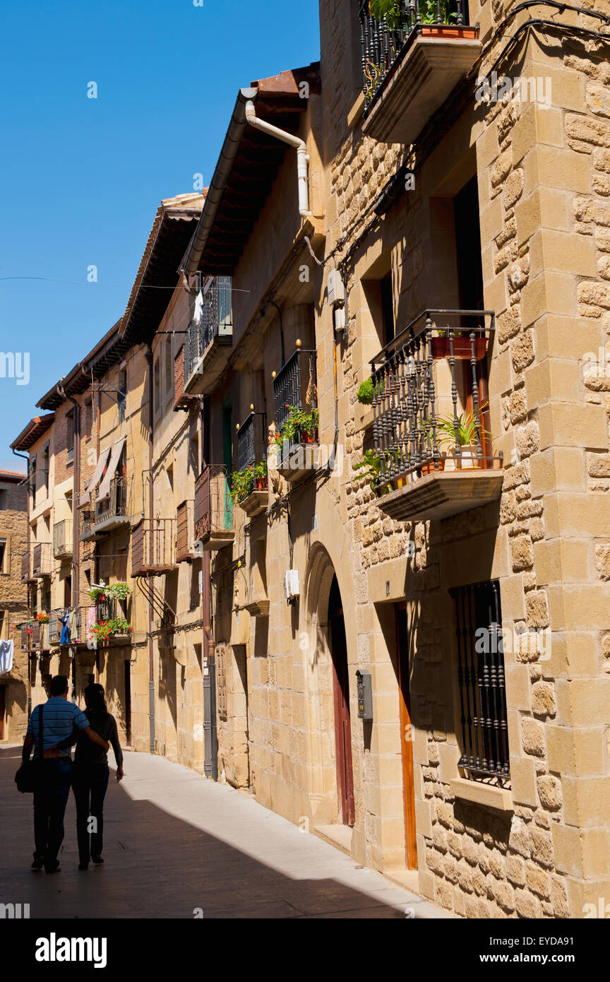 Couple en train de marcher ensemble sur rue dans le village médiéval de Laguardia, Pays Basque, Espagne Banque D'Images