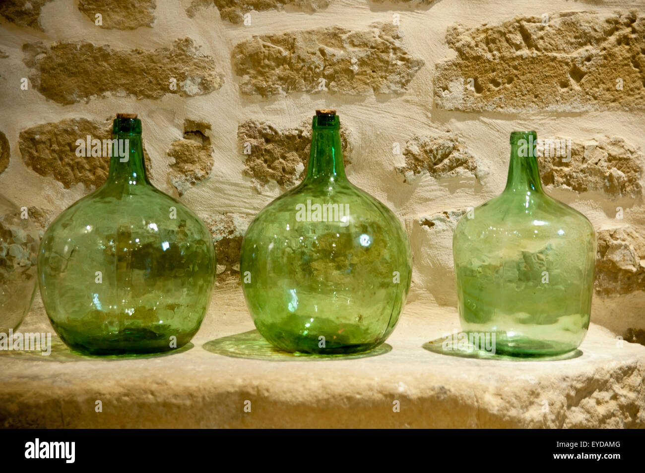 Les bouteilles en verre vert antique, Laguardia, Pays Basque, Espagne Banque D'Images